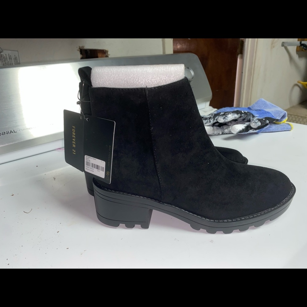 Black bootie womens shoe never worn. Size 5.5 forever 21